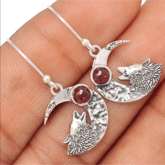 Jewelry - Howling at the Crescent Moon silver earrings with Garnet